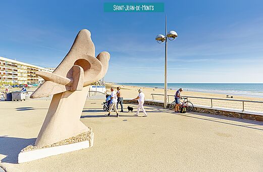 Paseo marítimo, playa y escultura moderna en Saint-Jean-de-Monts, Vendée.