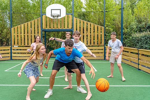 Baloncesto en cancha multideportiva en el camping VAGUES OCEANES Bois Joly en Saint-Jean-de-Monts.