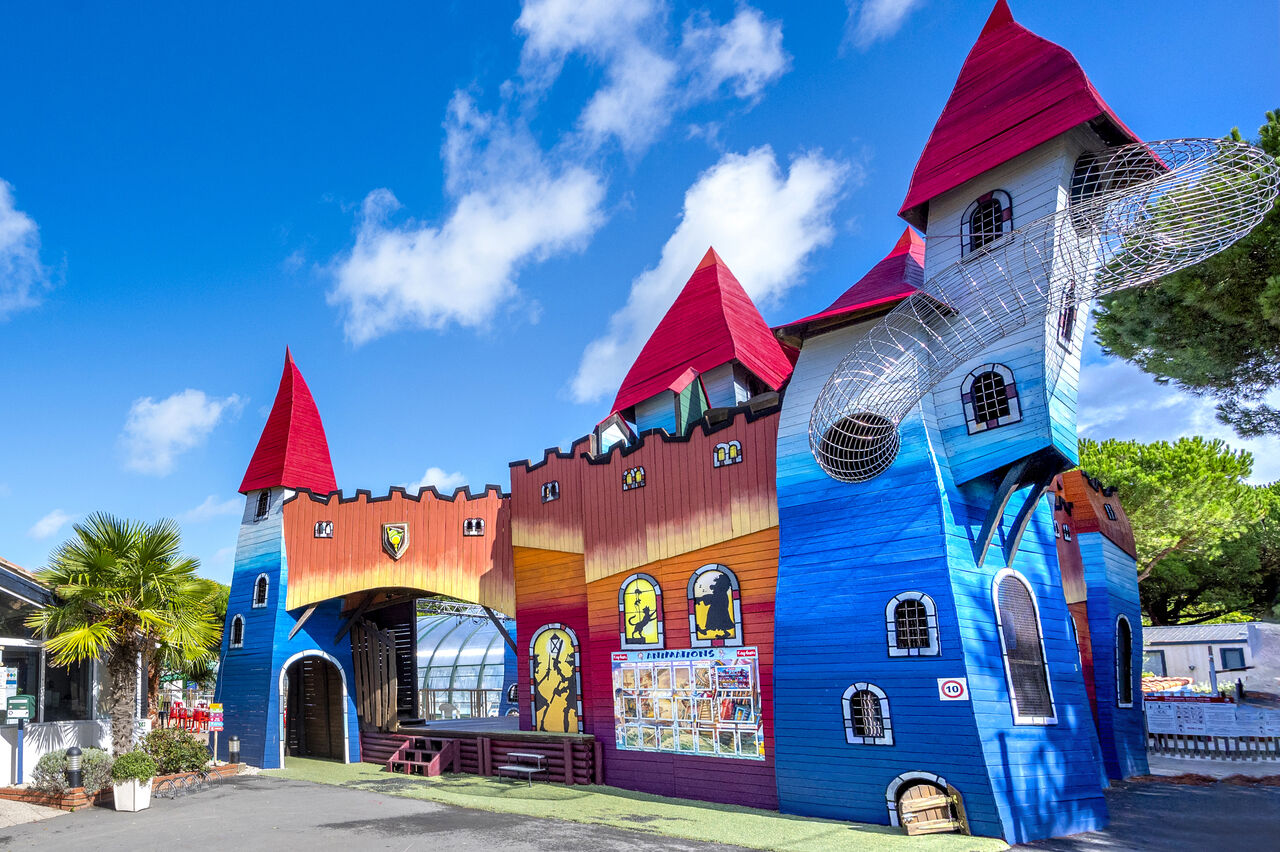 Castillo colorido con tobog�n de red y escenario de animaci�n en el camping CAPFUN Bonne Etoile en BOIS PLAGE EN RE (17).