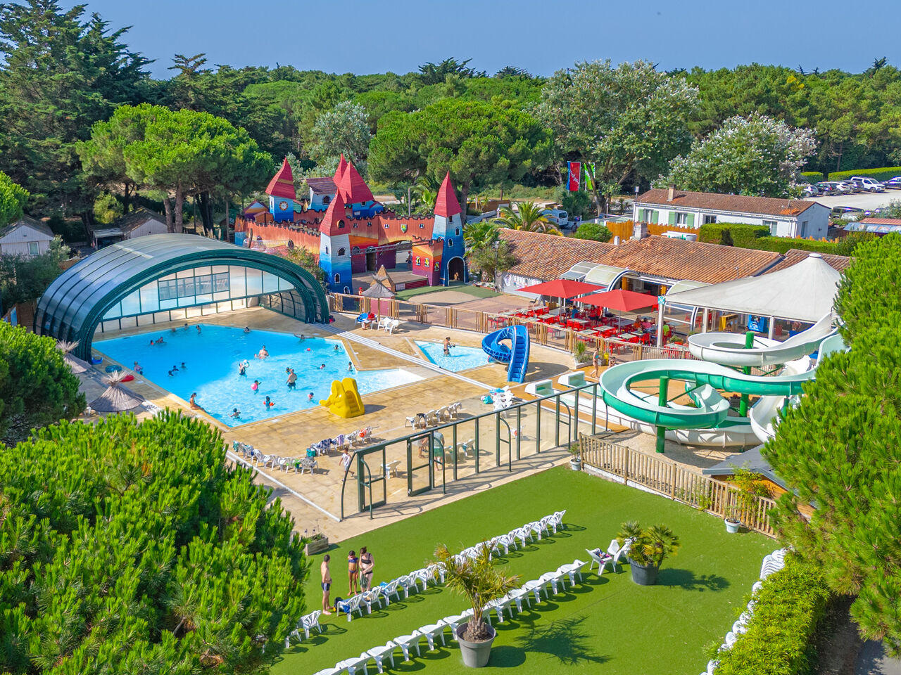 Piscinas, toboganes, castillo infantil en CAPFUN Bonne Etoile, BOIS PLAGE EN RE.