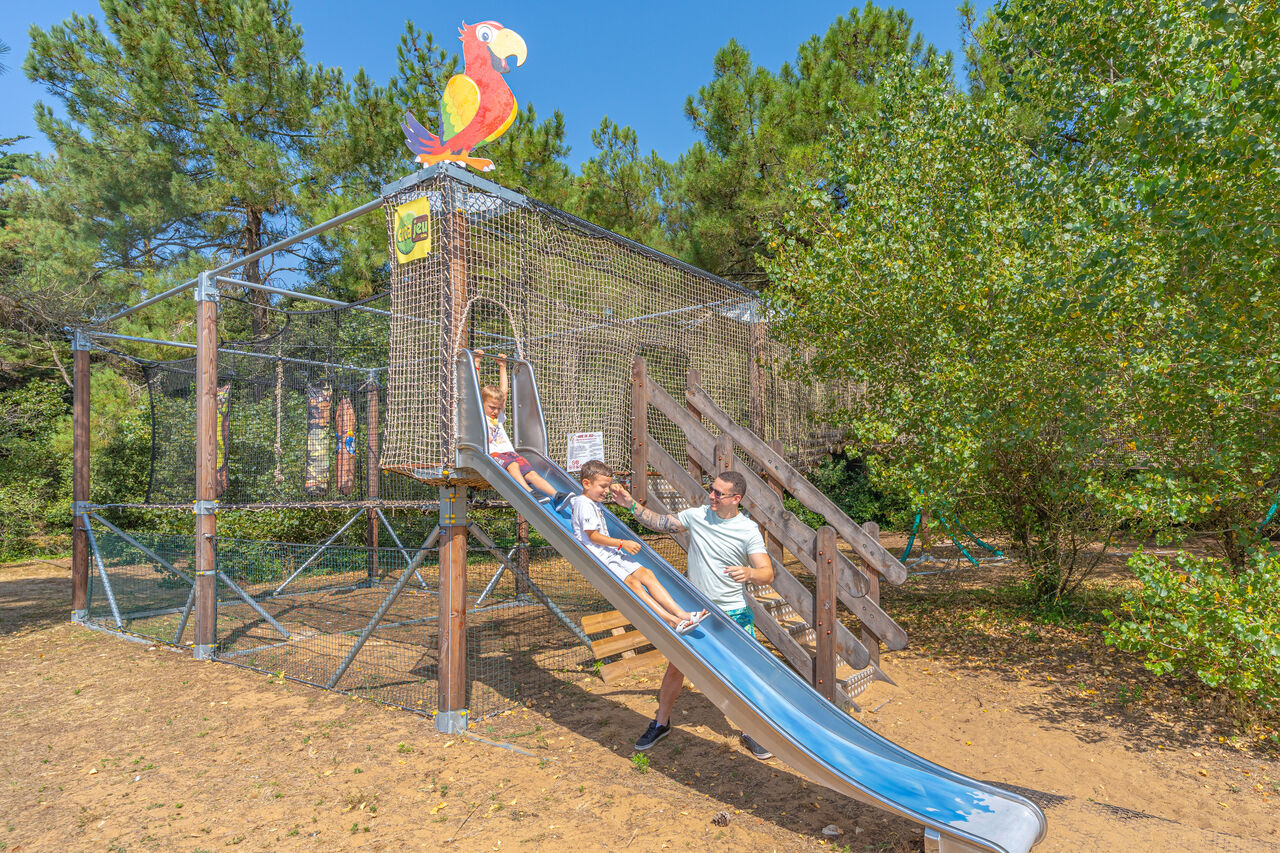 Tobog�n y zona de juegos para ni�os en el camping CAPFUN Bonne Etoile en BOIS PLAGE EN RE.