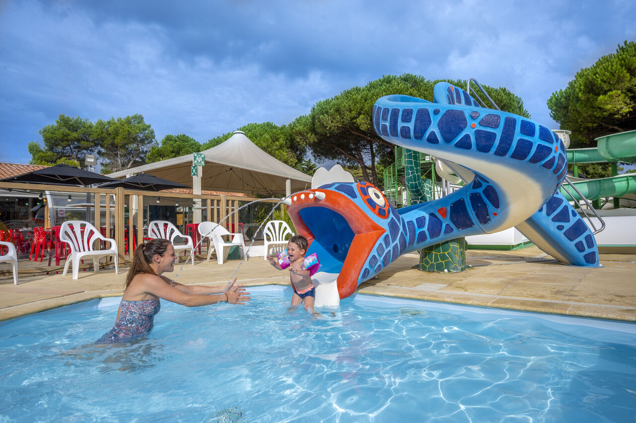 Piscina, tobog�n serpiente, ni�o y adulto en CAPFUN Bonne Etoile en BOIS PLAGE EN RE (17).