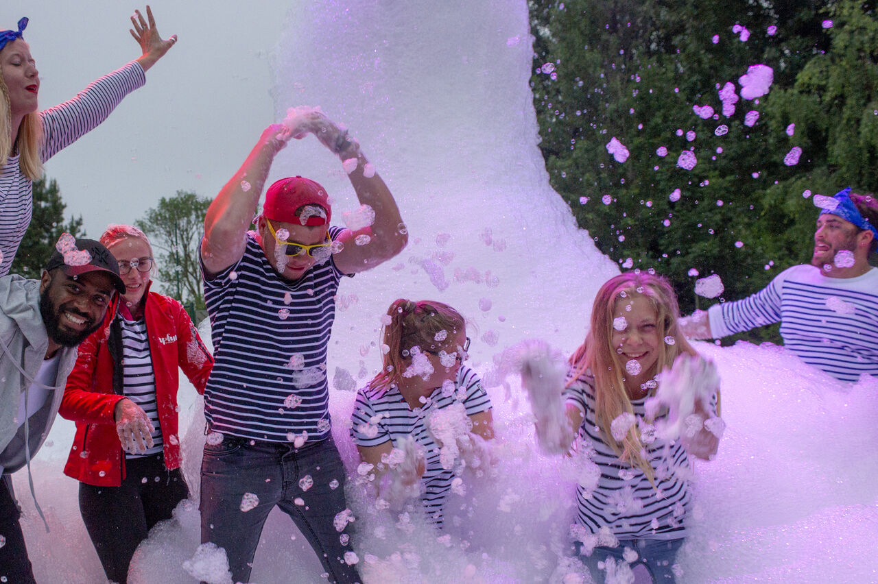 Fiesta de la espuma adultos y ni�os en el camping CAPFUN Bonne Etoile en BOIS PLAGE EN RE (17).