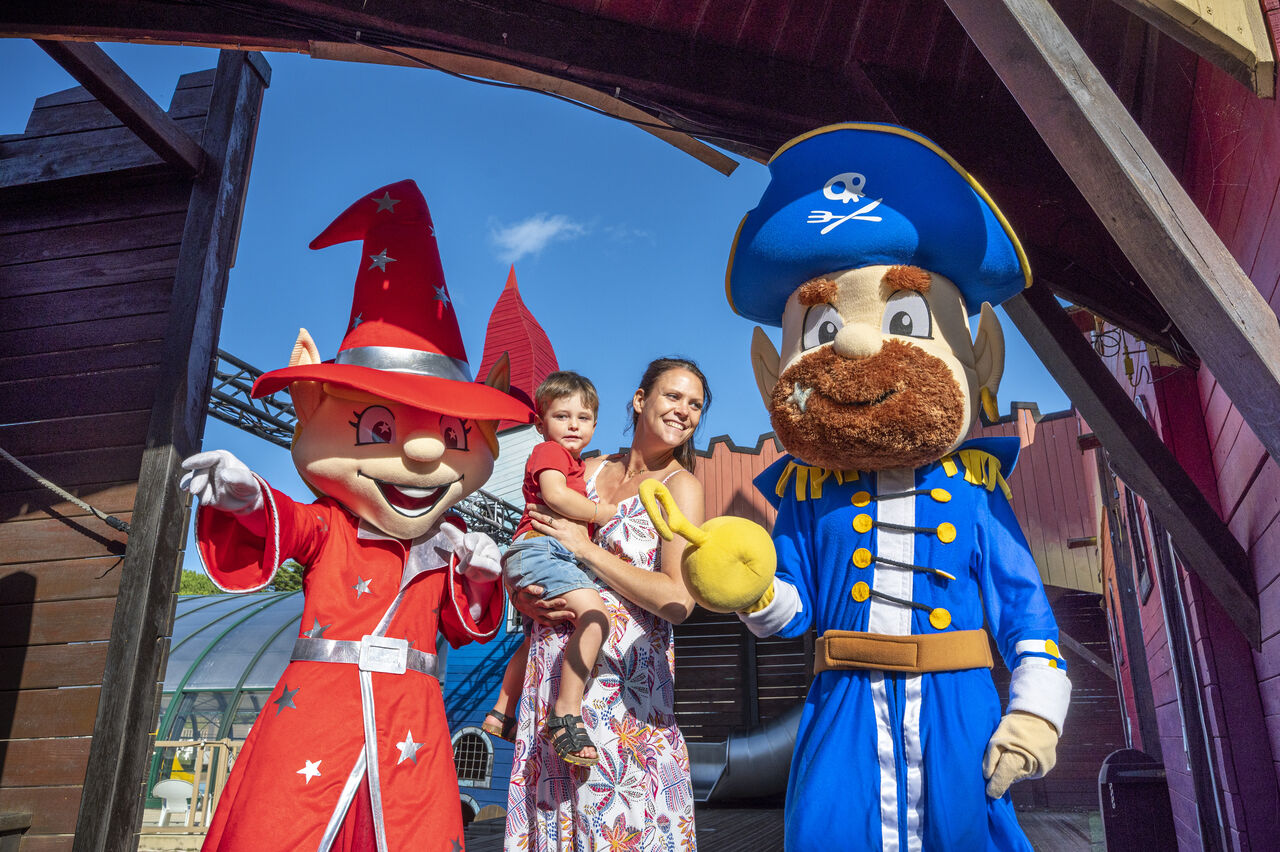 Mascotas Capfun, ni�o y adulto en el camping CAPFUN Bonne Etoile en BOIS PLAGE EN RE (17).