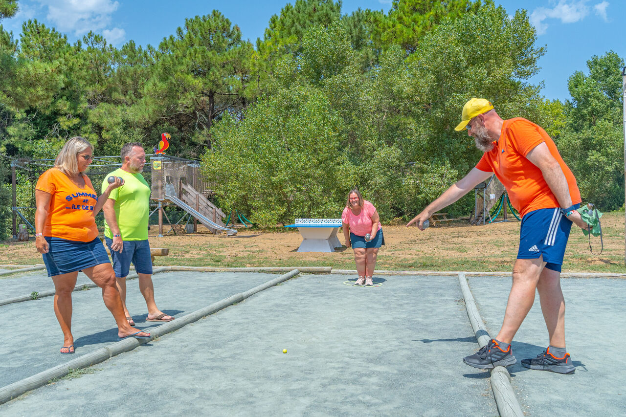 Petanca entre adultos, juegos en segundo plano en el camping CAPFUN Bonne Etoile en BOIS PLAGE EN RE (17).