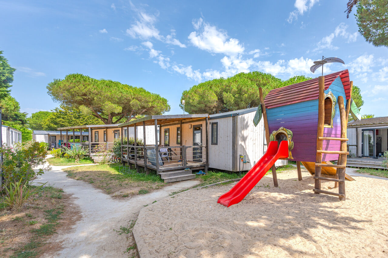 Zona de juegos, tobog�n y casas m�viles en el camping CAPFUN Bonne Etoile en BOIS PLAGE EN RE (17).