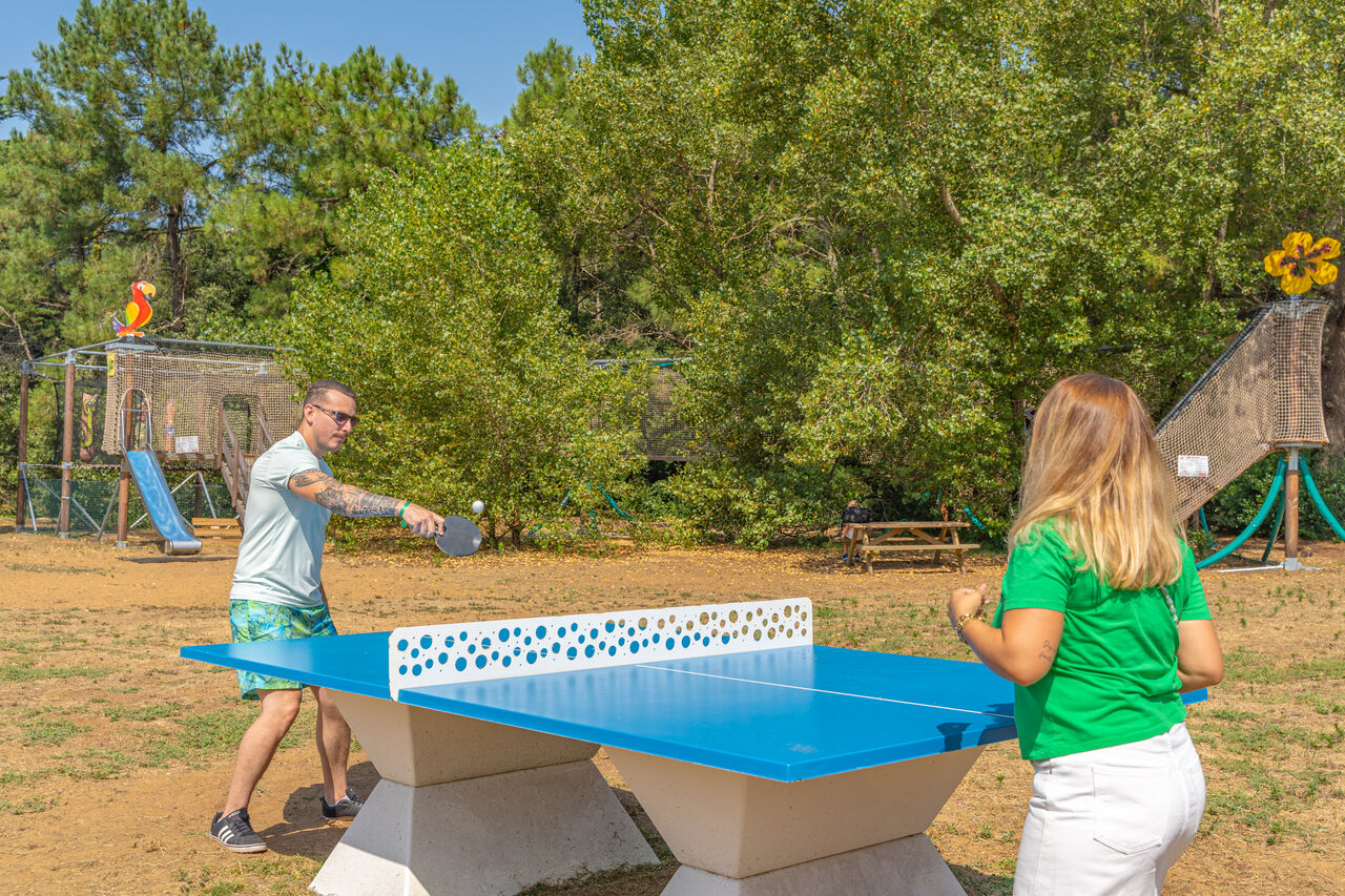 Ping-pong y juegos al aire libre en el camping CAPFUN Bonne Etoile en BOIS PLAGE EN RE (17).