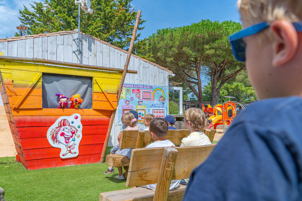 Espect�culo de marionetas para ni�os en el mini-club, camping CAPFUN Bonne Etoile en BOIS PLAGE EN RE.