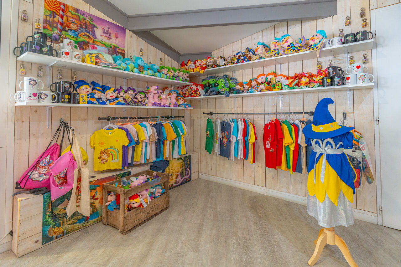 Tienda de souvenirs, juguetes, ropa infantil en camping CAPFUN Bonne Etoile.