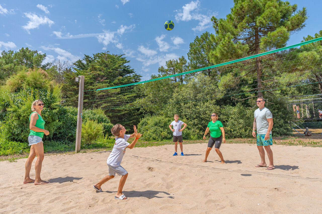 Familia jugando voleibol en arena en el camping CAPFUN Bonne Etoile en BOIS PLAGE EN RE (17).