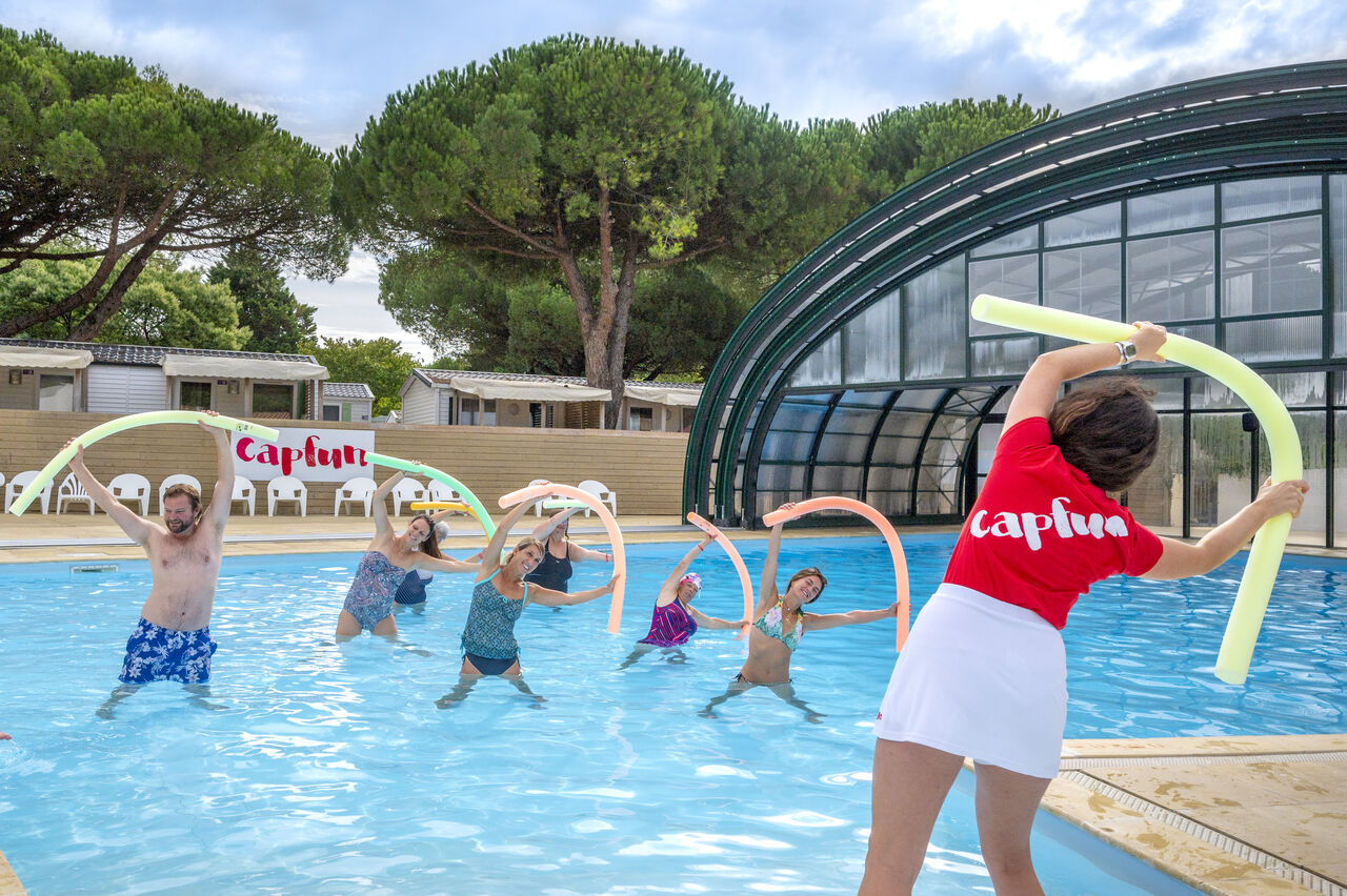 Aquagym en piscina exterior en el camping CAPFUN Bonne Etoile, BOIS PLAGE EN RE (17).