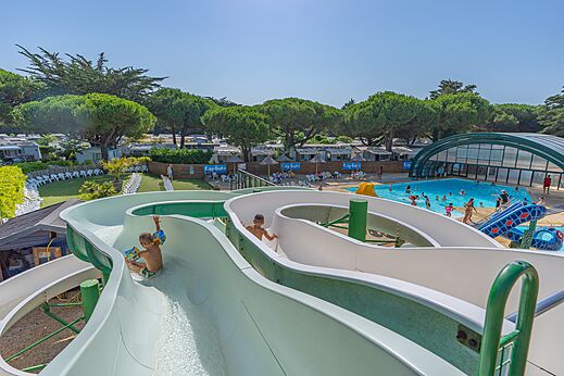 Toboganes acu�ticos y piscina exterior en el camping CAPFUN Bonne Etoile en BOIS PLAGE EN RE (17).
