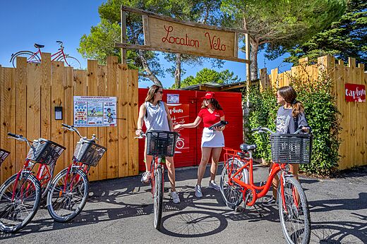 Alquiler de bicicletas rojas en el camping CAPFUN Bonne Etoile en BOIS PLAGE EN RE (17).