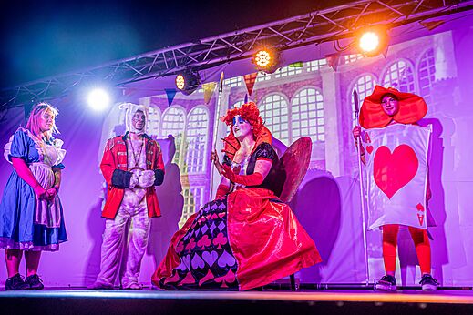 Espectáculo de animación con personajes disfrazados en el camping CAPFUN Bonne Etoile en BOIS PLAGE EN RE (17).