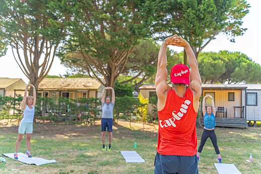 Sesi�n de fitness al aire libre en el camping CAPFUN Bonne Etoile, BOIS PLAGE EN RE.