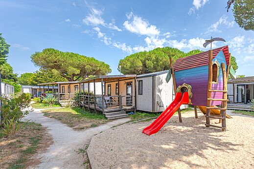 Mobil-homes y zona de juegos en el camping CAPFUN Bonne Etoile en BOIS PLAGE EN RE.