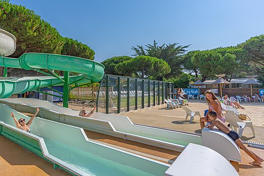 Toboganes y piscina en el camping CAPFUN Bonne Etoile en BOIS PLAGE EN RE (17).