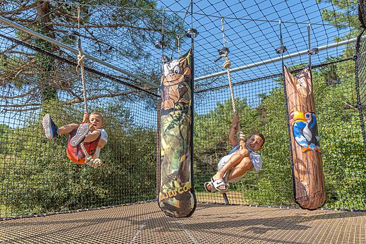 Niños en parque de aventuras del camping CAPFUN Bonne Etoile en BOIS PLAGE EN RE.