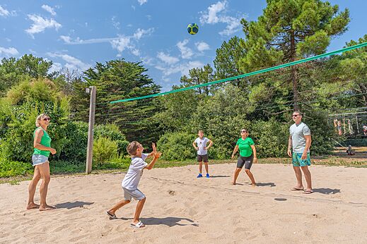 Familia jugando voleibol en cancha de arena en el camping CAPFUN Bonne Etoile en BOIS PLAGE EN RE.