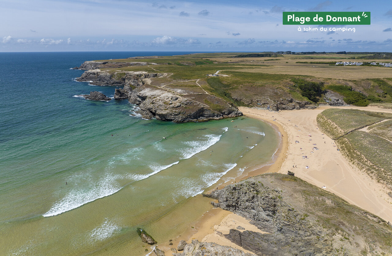 Playa de Donnant, arena fina y aguas turquesas, cerca de Le Palais.