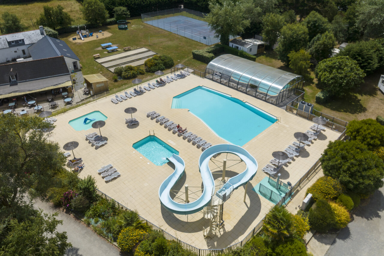Piscina, tobog�n en el camping CLICOCHIC Bord�n�o Belle-�le-en-Mer en Le Palais (56).