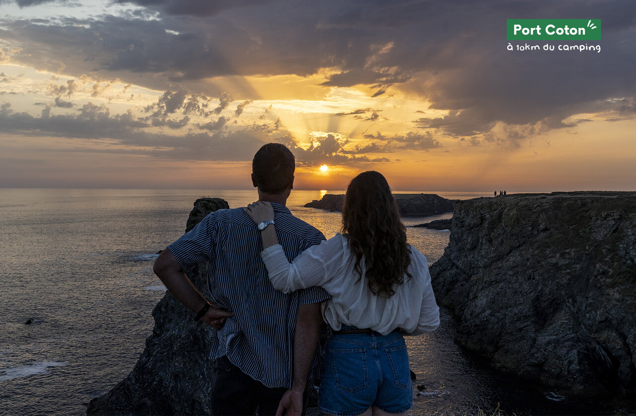 Pareja admirando el atardecer sobre los acantilados de Port Coton, Belle-�le-en-Mer.
