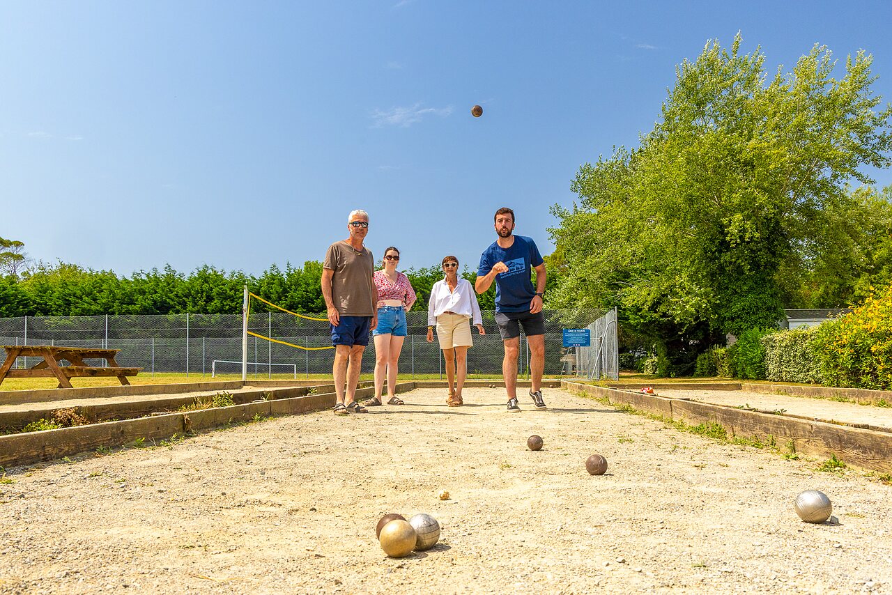 Cancha de petanca animada con jugadores en el camping CLICOCHIC Bord�n�o en Le Palais.