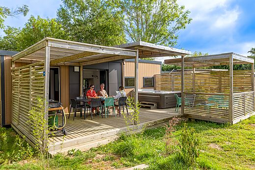 Mobil-home con jacuzzi y terraza en el camping CLICOCHIC en Le Palais (56).