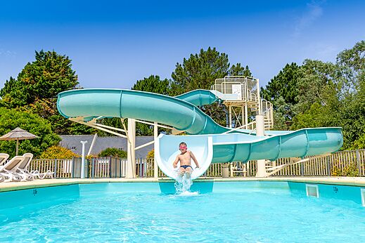 Tobog�n acu�tico gigante y piscina en el camping CLICOCHIC Bord�n�o Belle-�le-en-Mer en Le Palais (56).