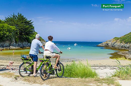 Pareja en bicicleta admirando la playa de Port Fouquet, Belle-�le-en-Mer, cerca de Le Palais.