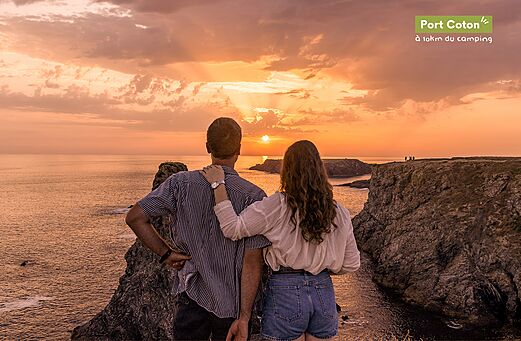 Impresionante puesta de sol sobre los acantilados de Port Coton, Belle-�le-en-Mer.