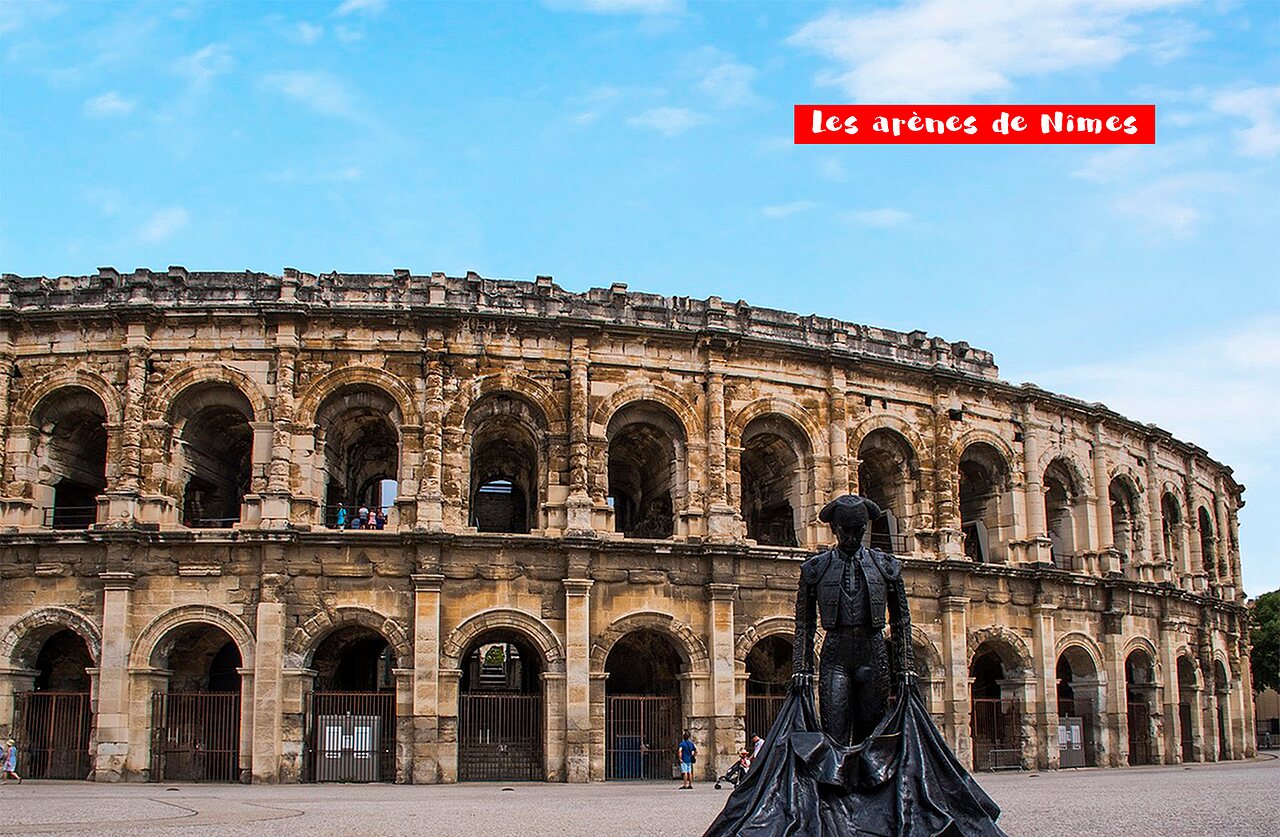Anfiteatro romano de Nimes, hist�rico, con estatua de torero, lugar tur�stico.