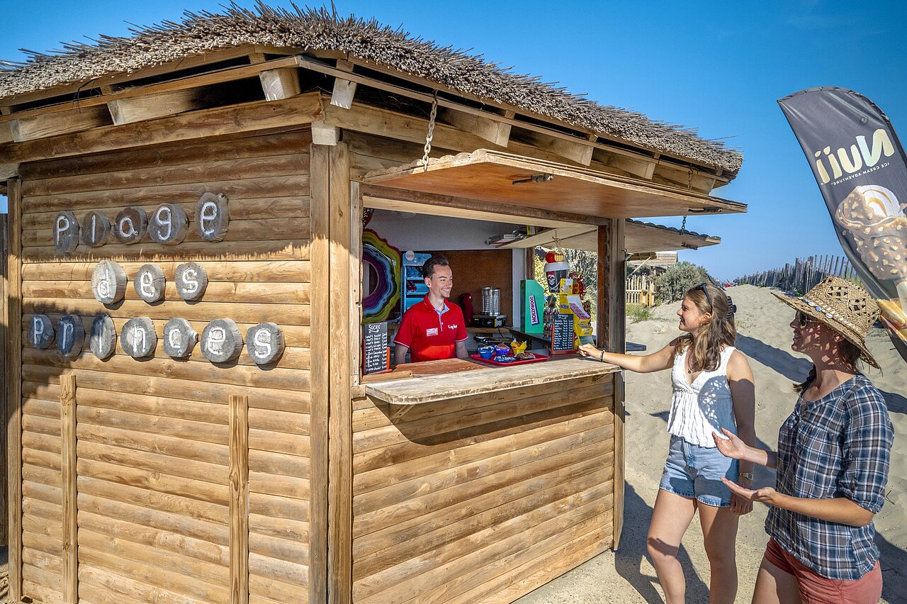Bar de playa de madera, helados y bebidas, CAPFUN Boucanet, LE GRAU DU ROI.