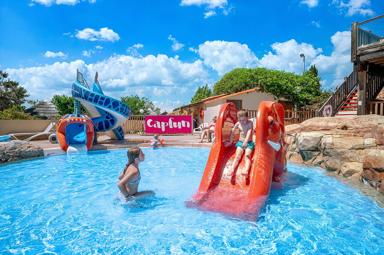 Piscina y toboganes acu�ticos para ni�os en el camping CAPFUN Boucanet en LE GRAU DU ROI (30).