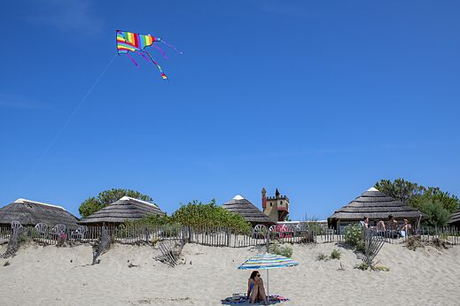 Playa, cometa y castillo de juegos en el camping CAPFUN Boucanet en LE GRAU DU ROI (30).