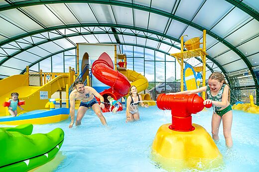 Parque acuático cubierto, toboganes y juegos de agua en CAPFUN Boucanet LE GRAU DU ROI (30).