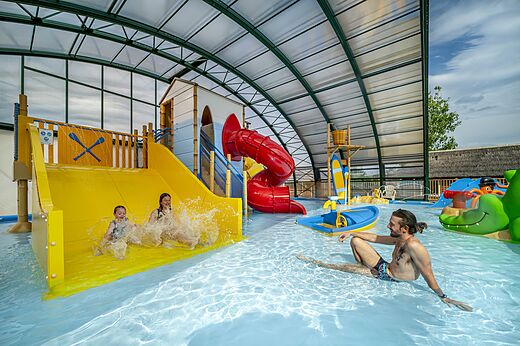 Piscina cubierta, toboganes, juegos acuáticos en camping CAPFUN Boucanet LE GRAU DU ROI.