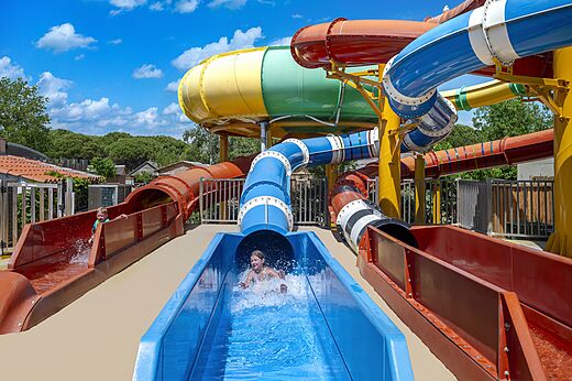 Toboganes acuáticos coloridos en el camping CAPFUN Boucanet, LE GRAU DU ROI (30).