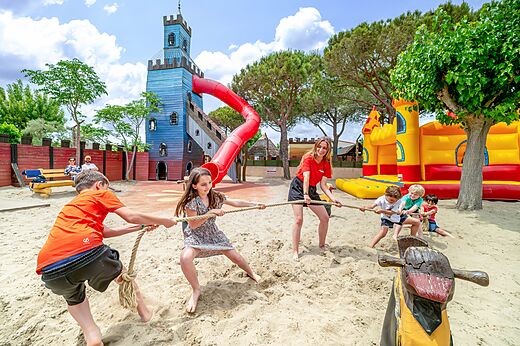 Juegos infantiles en el camping CAPFUN Boucanet en LE GRAU DU ROI (30).
