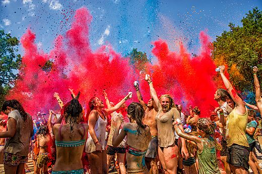 Fiesta de polvos de colores en el camping CAPFUN Boucanet, LE GRAU DU ROI (30).
