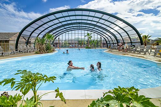 Piscina cubierta y climatizada, familias en camping CAPFUN Boucanet, LE GRAU DU ROI.