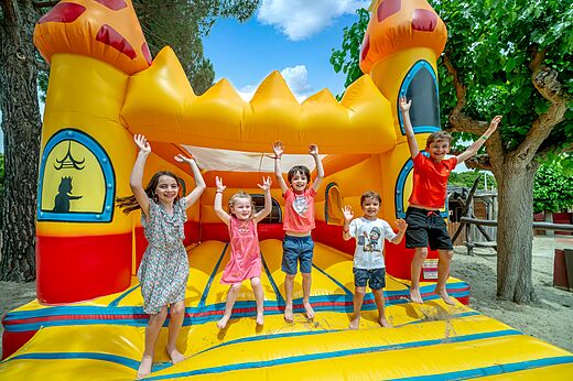 Castillo hinchable para niños en el camping CAPFUN Boucanet, LE GRAU DU ROI (30).