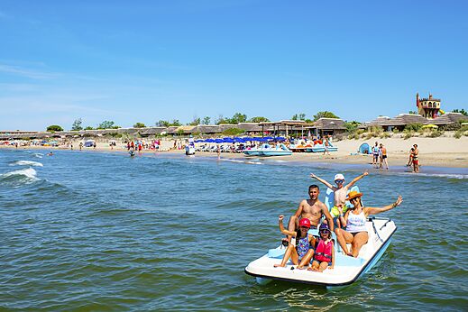 Familia en pedaló en el mar, playa del camping CAPFUN Boucanet, LE GRAU DU ROI.
