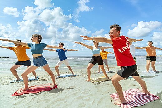 Clase de yoga en grupo en la playa en el camping CAPFUN Boucanet en LE GRAU DU ROI (30).