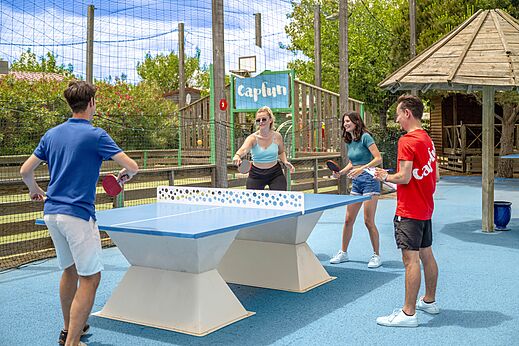 Jóvenes jugando al tenis de mesa exterior en CAPFUN Boucanet, LE GRAU DU ROI (30).