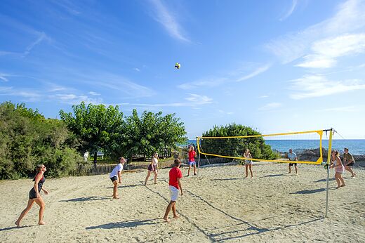 Vóley playa en arena con jugadores en el camping CAPFUN Boucanet en LE GRAU DU ROI.
