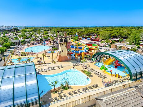 Complejo acu�tico con piscinas y toboganes en el camping CAPFUN Boucanet en LE GRAU DU ROI (30).