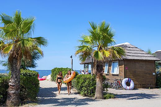 Playa de arena, mar y Mobil-home en el camping CAPFUN Boucanet.
