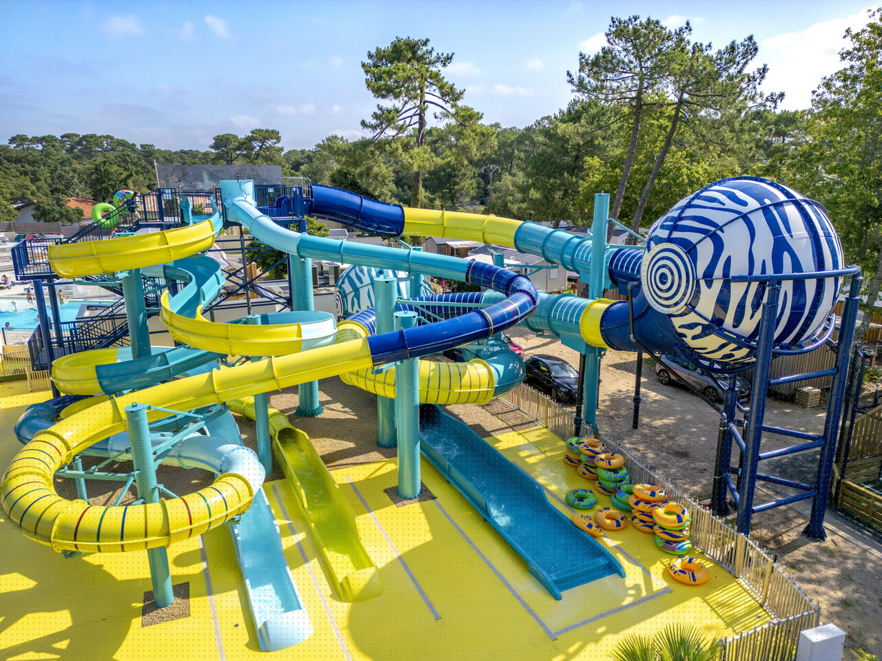 Parque acu�tico con toboganes coloridos y estructura esf�rica en el camping VAGUES OCEANES Boudigau en LABENNE OCEAN (40).