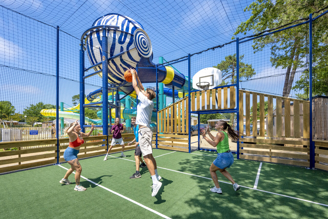 Baloncesto, parque acu�tico en el camping VAGUES OCEANES Boudigau en LABENNE OCEAN (40).